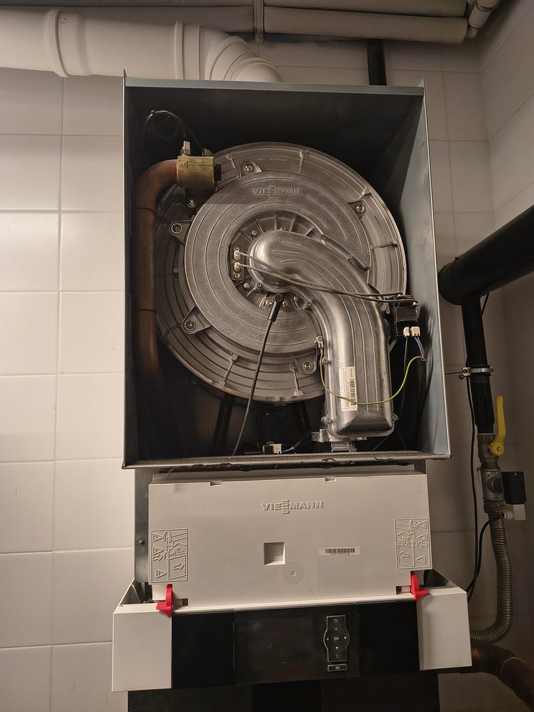 Котел Viessmann Vitodens 200-W со снятой панелью перед техническим обслуживанием